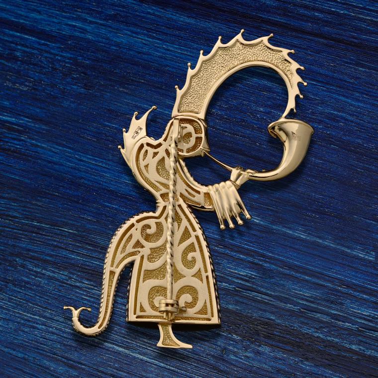 Brooch 